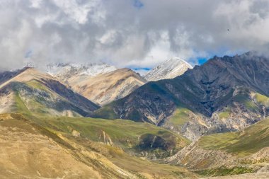 Kara Bulutlar HImalayan Dağları ve Korala Sınırı yolu Tibet Çin ile Yukarı Mustang, Nepal