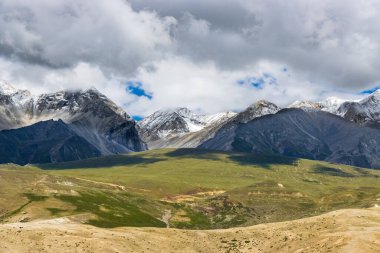 Kara Bulutlar HImalayan Dağları ve Korala Sınırı yolu Tibet Çin ile Yukarı Mustang, Nepal