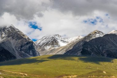 Kara Bulutlar HImalayan Dağları ve Korala Sınırı yolu Tibet Çin ile Yukarı Mustang, Nepal