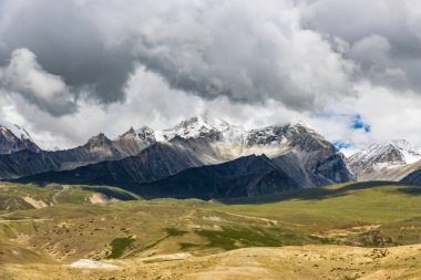 Kara Bulutlar HImalayan Dağları ve Korala Sınırı yolu Tibet Çin ile Yukarı Mustang, Nepal
