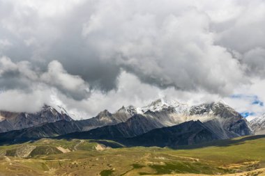 Kara Bulutlar HImalayan Dağları ve Korala Sınırı yolu Tibet Çin ile Yukarı Mustang, Nepal