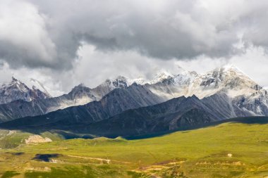 Kara Bulutlar HImalayan Dağları ve Korala Sınırı yolu Tibet Çin ile Yukarı Mustang, Nepal