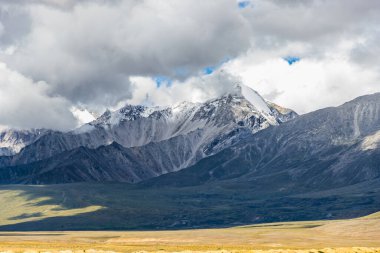 Kara Bulutlar HImalayan Dağları ve Korala Sınırı yolu Tibet Çin ile Yukarı Mustang, Nepal