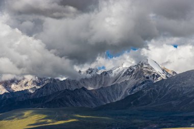 Kara Bulutlar HImalayan Dağları ve Korala Sınırı yolu Tibet Çin ile Yukarı Mustang, Nepal