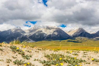 Kara Bulutlar HImalayan Dağları ve Korala Sınırı yolu Tibet Çin ile Yukarı Mustang, Nepal