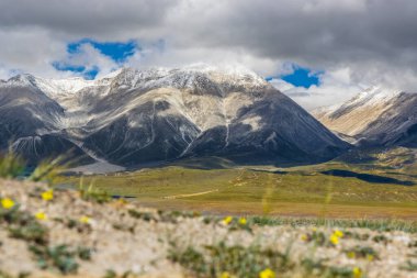 Kara Bulutlar HImalayan Dağları ve Korala Sınırı yolu Tibet Çin ile Yukarı Mustang, Nepal
