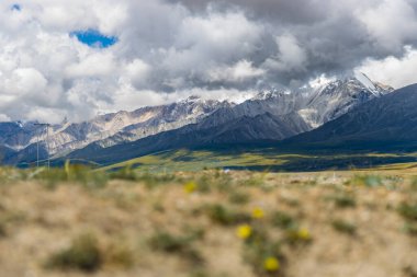 Kara Bulutlar HImalayan Dağları ve Korala Sınırı yolu Tibet Çin ile Yukarı Mustang, Nepal