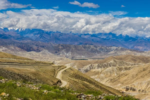 Kara Bulutlar HImalayan Dağları ve Korala Sınırı yolu Tibet Çin ile Yukarı Mustang, Nepal