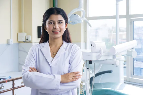 Confiant Népalais Docteur Femme Asiatique Debout Dans Hôpital Dentaire — Photo