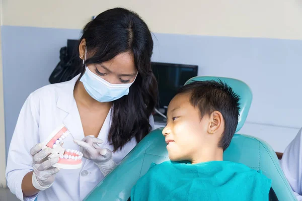 Kadın Hemşireler ve Doktorlarla Diş Hekimliği Ofisinde Mutlu Çocuk