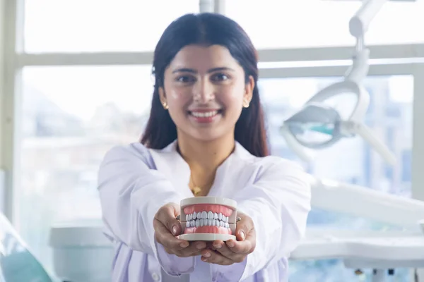 Красива Індійська Дивлячись Nepali Стоматолог Лікар Дівчина Посміхається Дає Жести — стокове фото