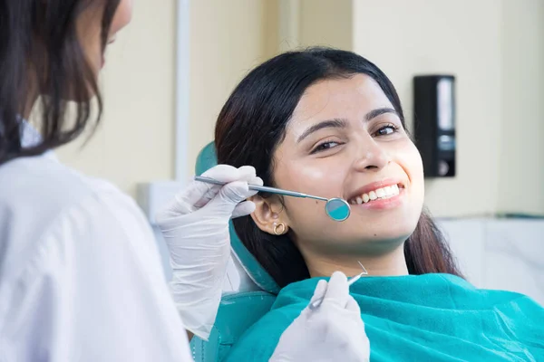 Asiatische Zahnärztin Untersucht Ihre Patientin Zahnärztin Und Patientin Krankenhaus — Stockfoto