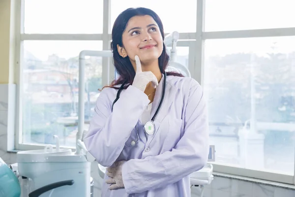 Piękny Indianin Patrząc Nepalski Dentysta Lekarz Dziewczyna Uśmiecha Się Daje — Zdjęcie stockowe