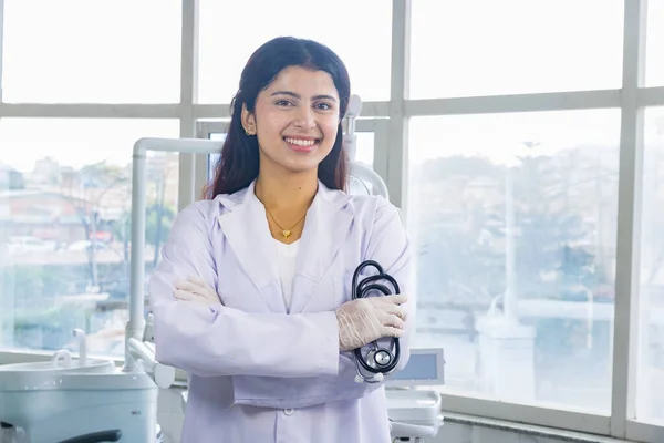 Confiant Népalais Docteur Femme Asiatique Debout Dans Hôpital Dentaire — Photo