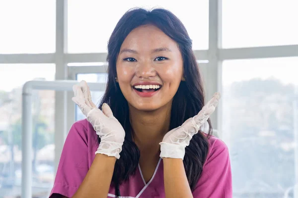 Kendine Güvenen Güzel Hintli Dişçi Doktor Kız Gülümsüyor Jestler Yapıyor — Stok fotoğraf
