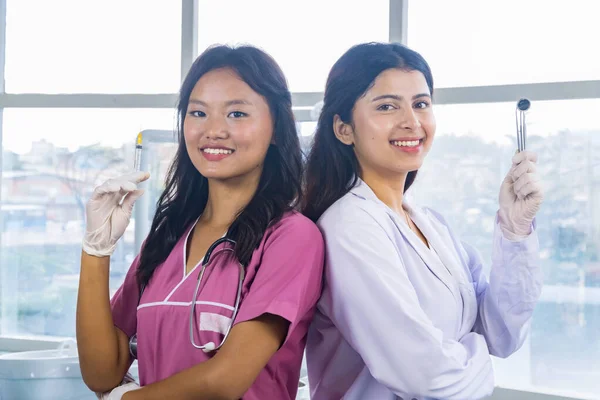 Deux Confiants Asiatique Infirmière Médecin Debout Côte Côte Dans Hôpital — Photo