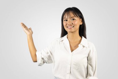 Genç ve güzel Asya Koleji öğrencisi Nepal 'den birkaç el hareketi yapıyor. 