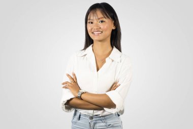 Genç ve güzel Asya Koleji öğrencisi Nepal 'den birkaç el hareketi yapıyor. 