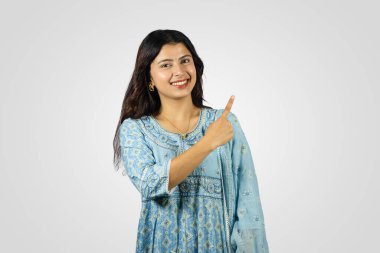 Gülümseyen Asyalı Nepalli Hintli ev hanımı birkaç güzel jest yapıyor ve selam veriyor.