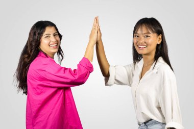 İki güzel Asyalı Nepalli ve Hintli Jestli Kızlarla Kadın Güçlendirme ve Sevgi teması