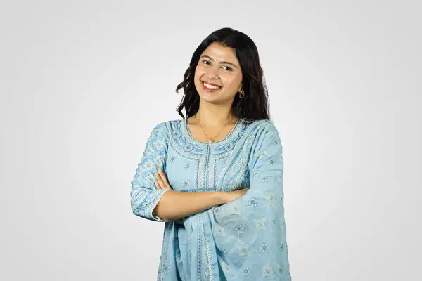 Joven Sonriente Asiática Nepalí India Ama Casa Dando Varios Mejores — Foto de Stock