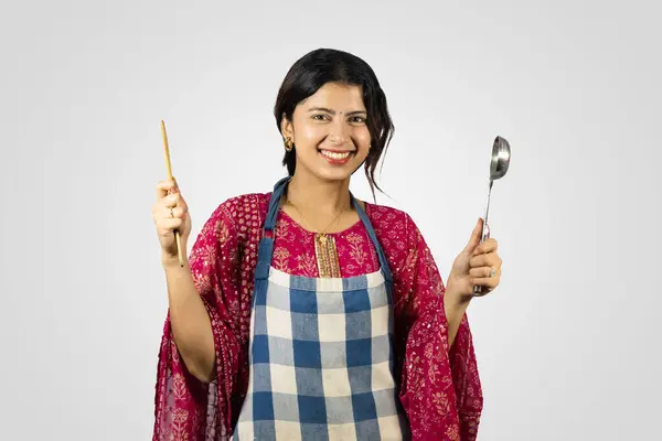Bonita Dona Casa Indiana Nepalesa Kurthi Avental Com Utensílios Cozinha — Fotografia de Stock