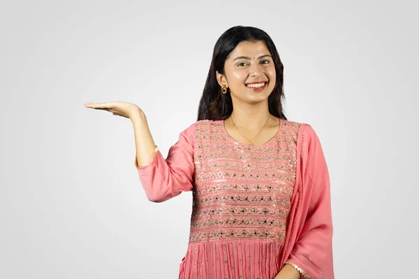 Güzel Hint Nepalli Asyalı ev hanımı geleneksel bir elbiseyle gülümsüyor.