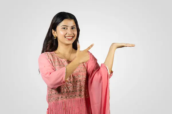 Güzel Hint Nepalli Asyalı Hanımı Geleneksel Bir Elbiseyle Gülümsüyor — Stok fotoğraf