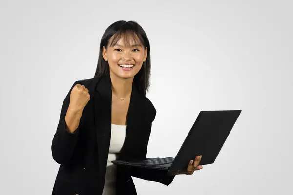 Mulher Negócios Asiática Bonita Com Seu Dispositivo Postura Laptopgiving Móvel — Fotografia de Stock