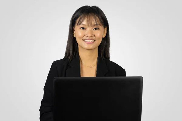 Belle Asiatique Businesswoman Avec Son Appareil Mobile Laptopgiving Pose Gestes — Photo