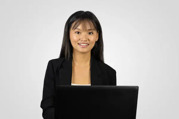 Mulher Negócios Asiática Bonita Com Seu Dispositivo Postura Laptopgiving Móvel — Fotografia de Stock
