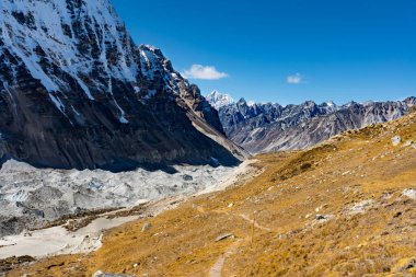 Güzel Himalaya, Nepal 'deki Kanchenjunga Kuzey Kampı' nda Pangpema 'ya giderken...