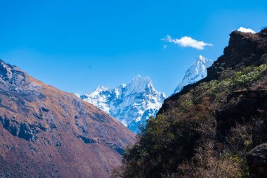 Kara Bulutlu Himalyaan Dağları, Orman, Köy ile Kanchenjunga Koruma Alanına yolculuk