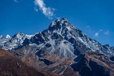 Kara Bulutlu Himalyaan Dağları, Orman, Köy ile Kanchenjunga Koruma Alanına yolculuk