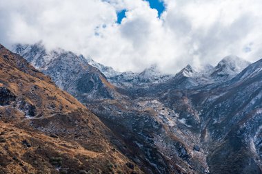 Kara Bulutlu Himalyaan Dağları, Orman, Köy ile Kanchenjunga Koruma Alanına yolculuk