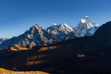 Sabahın erken saatlerinde Nepal 'in Hlmalayas' ında, Mt. Kumbhakarna (Jannu HImal) ve dağlar