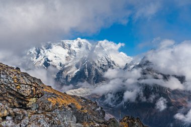 Kanchenjunga Dağı, Nepal 'deki Sele La Pass' ın güzel Himalaya manzarası.