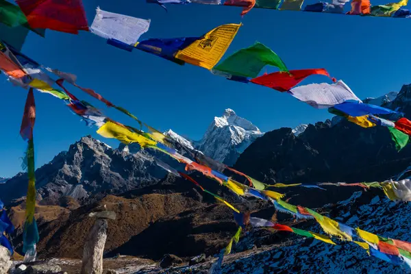 Sabahın erken saatlerinde Nepal 'in Hlmalayas' ında, Mt. Kumbhakarna (Jannu HImal) ve dağlar