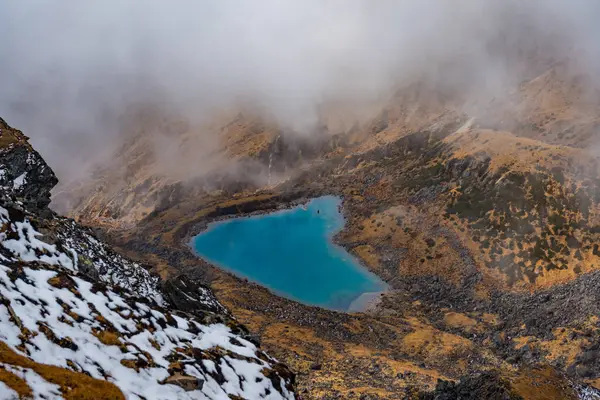 Nepal 'deki Kanchenjunga Milli Parkı' nın Sele La Pass 'ındaki güzel Yeşil Himalaya Buzul Gölü
