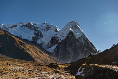 Kanchenjunga 'da kar kaplı dağlarla kaplı güzel Himalaya manzarası Nepal' de kamp gezisi