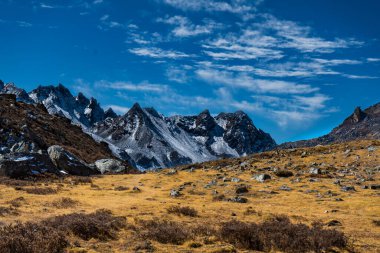 Kanchenjunga 'da kar kaplı dağlarla kaplı güzel Himalaya manzarası Nepal' de kamp gezisi
