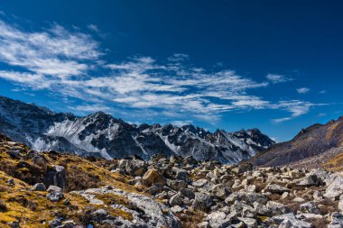 Kanchenjunga 'da kar kaplı dağlarla kaplı güzel Himalaya manzarası Nepal' de kamp gezisi