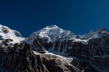 Kanchenjunga 'da kar kaplı dağlarla kaplı güzel Himalaya manzarası Nepal' de kamp gezisi