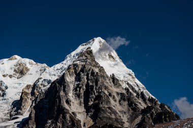 Kanchenjunga 'da kar kaplı dağlarla kaplı güzel Himalaya manzarası Nepal' de kamp gezisi