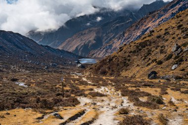 Kanchenjunga 'da kar kaplı dağlarla kaplı güzel Himalaya manzarası Nepal' de kamp gezisi
