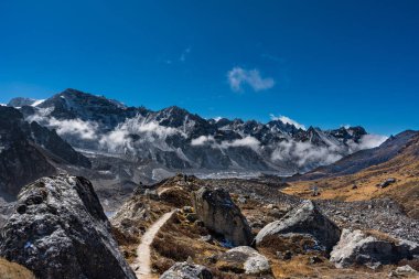 Kanchenjunga 'da kar kaplı dağlarla kaplı güzel Himalaya manzarası Nepal' de kamp gezisi