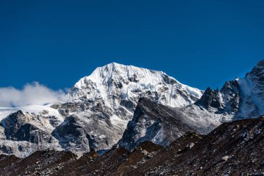 Kanchenjunga 'da kar kaplı dağlarla kaplı güzel Himalaya manzarası Nepal' de kamp gezisi