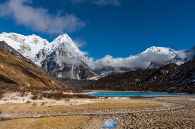 Himalayalar 'daki güzel Buzul Gölü Kanchenjunga SOuth Ana Kampı, Taplejung, Nepal