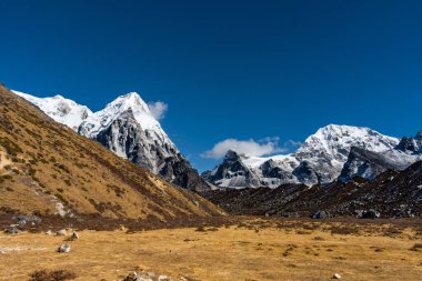 Kanchenjunga 'da kar kaplı dağlarla kaplı güzel Himalaya manzarası Nepal' de kamp gezisi