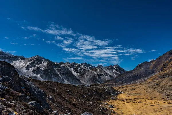 Kanchenjunga 'da kar kaplı dağlarla kaplı güzel Himalaya manzarası Nepal' de kamp gezisi